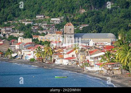 Vue sur la ville de Saint-Pierre et la cathédrale notre-Dame de l'Assomption sur l'île française de Martinique dans la mer des Caraïbes Banque D'Images