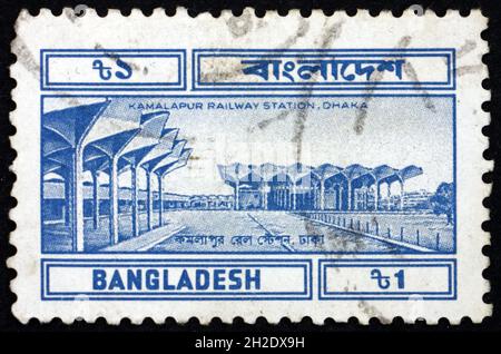 BANGLADESH - VERS 1983 : un timbre imprimé au Bangladesh montre la gare de Kamalapur, Dhaka, vers 1983 Banque D'Images