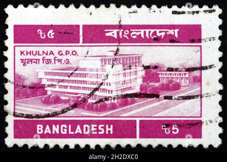 BANGLADESH - VERS 1983 : un timbre imprimé au Bangladesh montre le bureau de poste de Khulna, vers 1983 Banque D'Images
