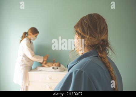 Bébé sur une balance chez le médecin Banque D'Images