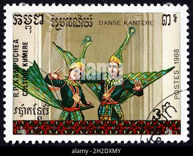 CAMBODGE - VERS 1988 : un timbre imprimé au Cambodge montre la danse du paon, deux danseurs, vers 1988 Banque D'Images