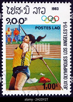 LAOS - VERS 1983 : un timbre imprimé au Laos montre le javelot des femmes, Jeux olympiques d'été de 1984, Los Angeles, vers 1983 Banque D'Images