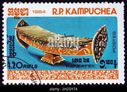 CAMBODGE - VERS 1984 : un timbre imprimé au Cambodge montre un aneat, instrument de musique, vers 1984 Banque D'Images