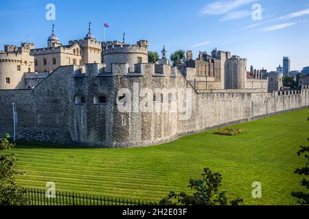 L'emblématique Tour de Londres, une des principales attractions touristiques historiques de Londres, en Angleterre, avec le mont Legge, vue de l'ouest depuis Tower Hill Banque D'Images