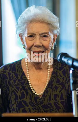 Londres, Royaume-Uni.21 octobre 2021.Dame Janet Baker CH DBE FRSA reçoit un prix labelé pour 2019 au déjeuner du cercle des critiques.La distinguée mezzo-soprano Dame Janet Baker a reçu un rosebowl inscrit du cercle des critiques lors d'une cérémonie qui avait été reportée de 2019 au Club libéral national.Parmi les participants figuraient Michael Billington, Sir Nicholas Kenyon et le directeur artistique de l'Opéra national anglais Annilese Miskimmon.Crédit : Peter Hogan/Alay Live News Banque D'Images