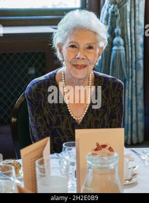 Londres, Royaume-Uni.21 octobre 2021.Dame Janet Baker CH DBE FRSA reçoit un prix labelé pour 2019 au déjeuner du cercle des critiques.La distinguée mezzo-soprano Dame Janet Baker a reçu un rosebowl inscrit du cercle des critiques lors d'une cérémonie qui avait été reportée de 2019 au Club libéral national.Parmi les participants figuraient Michael Billington, Sir Nicholas Kenyon et le directeur artistique de l'Opéra national anglais Annilese Miskimmon.Crédit : Peter Hogan/Alay Live News Banque D'Images