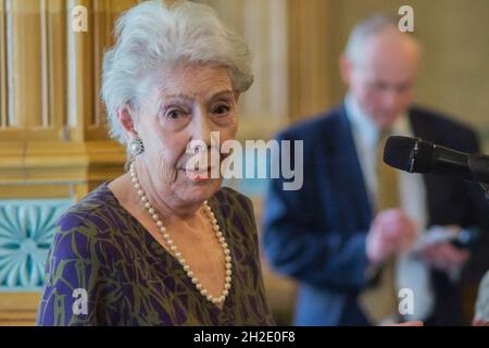 Londres, Royaume-Uni.21 octobre 2021.Dame Janet Baker CH DBE FRSA reçoit un prix labelé pour 2019 au déjeuner du cercle des critiques.La distinguée mezzo-soprano Dame Janet Baker a reçu un rosebowl inscrit du cercle des critiques lors d'une cérémonie qui avait été reportée de 2019 au Club libéral national.Parmi les participants figuraient Michael Billington, Sir Nicholas Kenyon et le directeur artistique de l'Opéra national anglais Annilese Miskimmon.Crédit : Peter Hogan/Alay Live News Banque D'Images