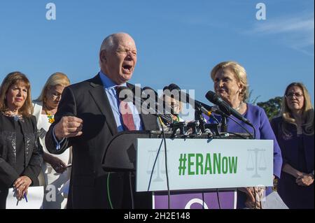 Le sénateur américain Ben Cardin (démocrate du Maryland) fait des remarques lors d'une conférence de presse sur la certification de l'amendement sur l'égalité des droits au Capitole des États-Unis à Washington, DC, le jeudi 21 octobre 2021.Photo de Rod Lamkey/CNP/ABACAPRESS.COM Banque D'Images