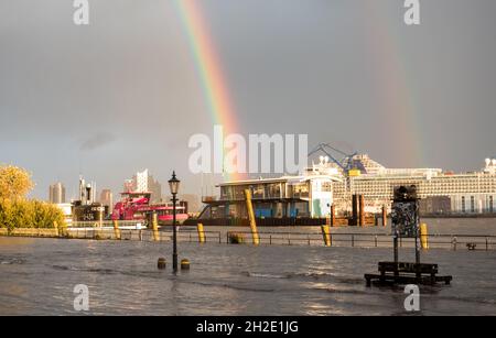 Hambourg, Allemagne.21 octobre 2021.Le marché aux poissons est inondé le soir en haute eau, tandis que deux arcs-en-ciel apparaissent dans le ciel.Credit: Daniel Bockwoldt/dpa/Alay Live News Banque D'Images