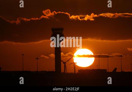 Castle Donington, Derbyshire, Royaume-Uni.21 octobre 2021.Météo au Royaume-Uni.Le soleil se couche derrière la tour de contrôle de l'aéroport East Midlands.Credit Darren Staples/Alay Live News. Banque D'Images