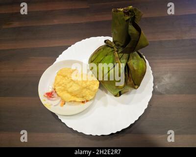 Gros plan image de style Kerala savoureux Biryani enveloppé dans la feuille de Banana et Pappadam dans l'assiette.Mise au point sélective Banque D'Images