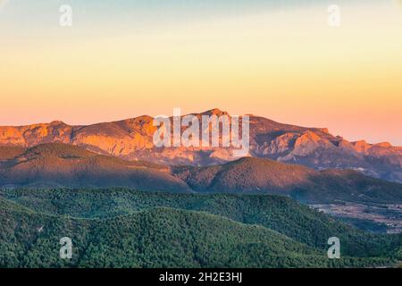 Matin sur les pentes boisées des montagnes Cabeco d'Or. Espagne. Vue horizontale. Banque D'Images