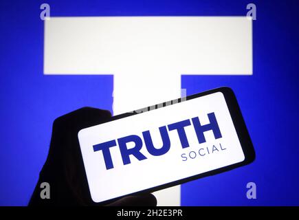 Ukraine.21 octobre 2021.Dans cette illustration, le logo Truth social d'une plate-forme de réseau social est affiché sur un smartphone et en arrière-plan.l'ancien président américain Donald Trump a annoncé le lancement de sa propre plate-forme de réseau social - Truth social,Qui sera la propriété de Trump Media & Technology Group (TMTG), prétendument par les médias.(Photo de Pavlo Gonchar/SOPA Images/Sipa USA) crédit: SIPA USA/Alay Live News Banque D'Images