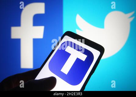 Ukraine.21 octobre 2021.Dans cette illustration, le logo Truth social d'une plate-forme de réseau social est visible sur un smartphone, avec un arrière-plan du logo Facebook et Twitter.l'ancien président américain Donald Trump a annoncé le lancement de sa propre plate-forme de réseau social - Truth social,Qui sera la propriété de Trump Media & Technology Group (TMTG), prétendument par les médias.(Photo de Pavlo Gonchar/SOPA Images/Sipa USA) crédit: SIPA USA/Alay Live News Banque D'Images