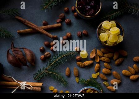 Ingrédients pour le gâteau aux fruits de Noël (noix et fruits secs).Gros plan.Pose à plat.Copier l'espace. Banque D'Images