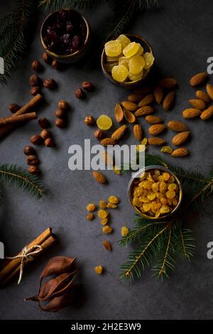 Ingrédients pour le gâteau aux fruits de Noël (noix et fruits secs).Pose à plat.Copier l'espace. Banque D'Images