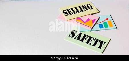 Concept de message de sécurité et de vente.Papier jaune déchiré avec texte de sécurité sur fond blanc. Banque D'Images
