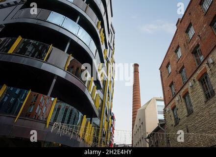 Cheminée industrielle en maçonnerie de briques au quartier Rotermann - ancienne zone industrielle à l'architecture moderne - Tallinn, Estonie Banque D'Images