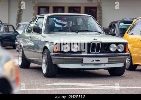 Reocin, Cantabrie, Espagne - 2 octobre 2021 : exposition de voitures à Reocin.La BMW série 3 E21 était une voiture de tourisme conçue par BMW.En 1975, BMW a décidé Banque D'Images