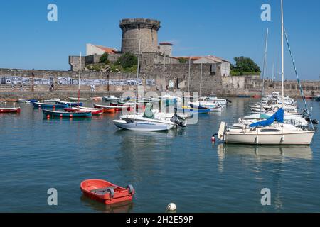 Le fort de Socoa, forteresse historique de 1627 avec tour ronde et vue sur la baie de Saint-Jean-de-Luz, sud de la France Banque D'Images