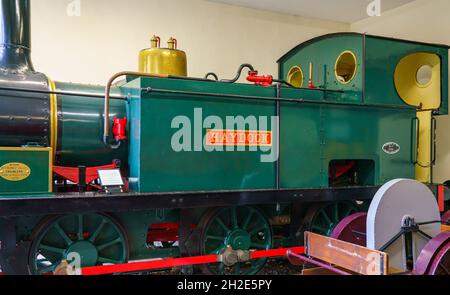 Un moteur de locomotive industrielle exposé au musée du château de Penrhyn, Bangor Wales, Royaume-Uni Banque D'Images