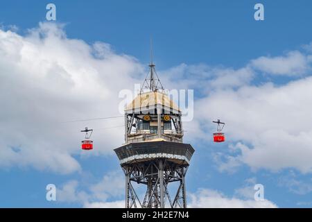 Vue sur le téléphérique qui monte jusqu'à la montagne Montjuic de Barcelone dans l'une des tours Banque D'Images