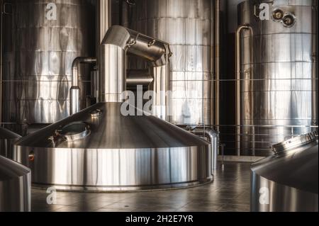 Grands réservoirs en acier pour la fermentation de boissons à base de bière production industrielle de bière et d'alcool Banque D'Images