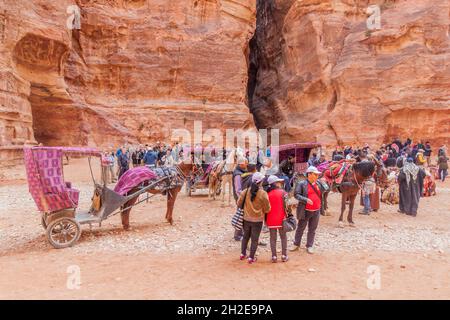 PETRA, JORDANIE - 23 MARS 2017: Groupe de touristes dans la ville antique de Petra, Jordanie Banque D'Images