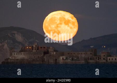 Portland, Dorset, Royaume-Uni.21 octobre 2021.Météo Royaume-Uni.La presque complète Hunter's Moon s'élève de derrière les falaises de la côte jurassique au-dessus du fort historique de Breakwater de Portland du XIXe siècle sur le brise-lames extérieur du port de Portland près de Weymouth dans le Dorset.Le fort aujourd'hui abandonné, également connu sous le nom de fort à damiers, a été construit entre 1868 et 1878 et est classé de catégorie II.Crédit photo : Graham Hunt/Alamy Live News Banque D'Images