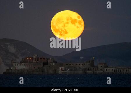 Portland, Dorset, Royaume-Uni.21 octobre 2021.Météo Royaume-Uni.La presque complète Hunter's Moon s'élève de derrière les falaises de la côte jurassique au-dessus du fort historique de Breakwater de Portland du XIXe siècle sur le brise-lames extérieur du port de Portland près de Weymouth dans le Dorset.Le fort aujourd'hui abandonné, également connu sous le nom de fort à damiers, a été construit entre 1868 et 1878 et est classé de catégorie II.Crédit photo : Graham Hunt/Alamy Live News Banque D'Images