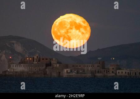 Portland, Dorset, Royaume-Uni.21 octobre 2021.Météo Royaume-Uni.La presque complète Hunter's Moon s'élève de derrière les falaises de la côte jurassique au-dessus du fort historique de Breakwater de Portland du XIXe siècle sur le brise-lames extérieur du port de Portland près de Weymouth dans le Dorset.Le fort aujourd'hui abandonné, également connu sous le nom de fort à damiers, a été construit entre 1868 et 1878 et est classé de catégorie II.Crédit photo : Graham Hunt/Alamy Live News Banque D'Images