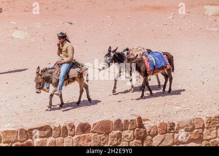 PETRA, JORDANIE - 24 MARS 2017 : homme local avec ânes dans la ville antique de Petra, Jordanie Banque D'Images