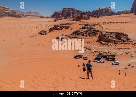 WADI RUM, JORDANIE - 26 MARS 2017 : touristes dans une dune de sable dans le désert de Wadi Rum, Jordanie Banque D'Images