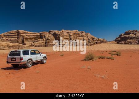 WADI RUM, JORDANIE - 26 MARS 2017 : Toyota 4x4 dans le désert de Wadi Rum, Jordanie Banque D'Images