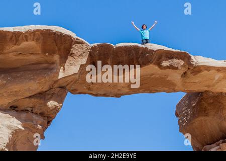 WADI RUM, JORDANIE - 26 MARS 2017 : Tourisme sur le pont de Burdah dans le désert de Wadi Rum, Jordanie Banque D'Images