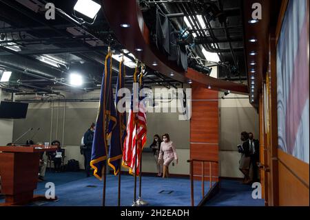 Washington, Vereinigte Staaten.21 octobre 2021.La Présidente de la Chambre des représentants des États-Unis Nancy Pelosi (démocrate de Californie) arrive pour sa conférence de presse hebdomadaire au Capitole des États-Unis à Washington, DC, le jeudi 21 octobre 2021.Credit: Rod Lamkey/CNP/dpa/Alay Live News Banque D'Images