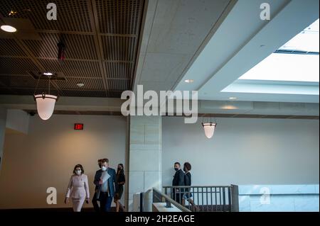 Washington, Vereinigte Staaten.21 octobre 2021.La Présidente de la Chambre des représentants des États-Unis Nancy Pelosi (démocrate de Californie) arrive pour sa conférence de presse hebdomadaire au Capitole des États-Unis à Washington, DC, le jeudi 21 octobre 2021.Credit: Rod Lamkey/CNP/dpa/Alay Live News Banque D'Images