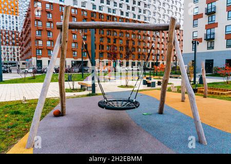 Moscou, Russie - 06.10.2021 : Nouveau quartier résidentiel avec une aire de jeux moderne dans la cour de la ville, d'un immeuble avec une façade lumineuse.H Banque D'Images