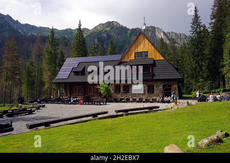 Refuge de montagne dans la vallée de Koscieliska, montagnes Tatra, Pologne.2018 mai, parc national de Tatra, Pologne Banque D'Images