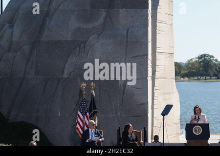 La Présidente de la Chambre Nancy Pelosi, D-CA, prononce un discours lors de la célébration du 10e anniversaire de l'inauguration du Mémorial Martin Luther King, Jr., près du bassin de Tidal, dans le National Mall, le 21 octobre 2021 à Washington, DC.(Photo d'Oliver Contreras/SIPA USA)