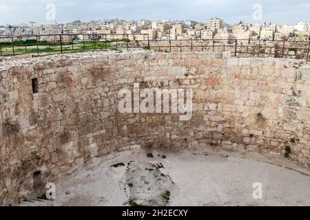 Ruines de la citerne d'Umayyad à la Citadelle d'Amman, en Jordanie. Banque D'Images