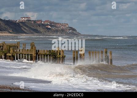 Debout sur la plage de Walcott en regardant vers l'ouest le long de la côte jusqu'à Mundesley, un paysage changeant, Norfolk, East Anglia, Royaume-Uni Banque D'Images