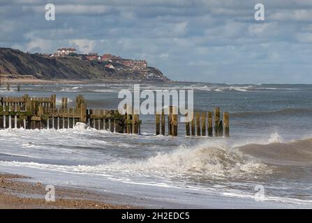 Debout sur la plage de Walcott en regardant vers l'ouest le long de la côte jusqu'à Mundesley, un paysage changeant, Norfolk, East Anglia, Royaume-Uni Banque D'Images