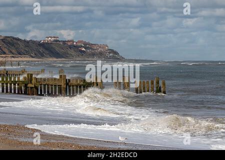 Debout sur la plage de Walcott en regardant vers l'ouest le long de la côte jusqu'à Mundesley, un paysage changeant, Norfolk, East Anglia, Royaume-Uni Banque D'Images