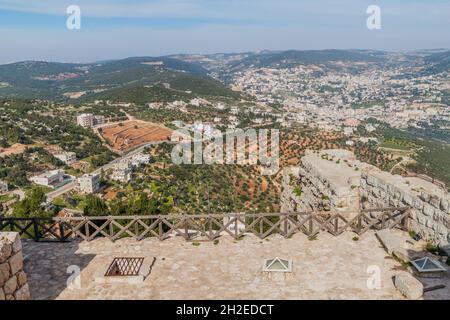 Vue aérienne de la ville d'Ajloun depuis le château de Rabad, en Jordanie. Banque D'Images