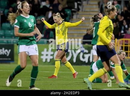 La suédoise Stina Blackstenius célèbre son premier but lors du match de qualification de la coupe du monde des femmes de la FIFA 2023 au stade Tallaght, Dublin.Date de la photo: Jeudi 21 octobre 2021. Banque D'Images