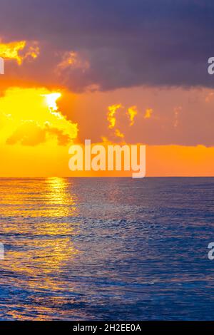 Les couleurs dorées du plus beau coucher de soleil à Ialysos Beach sur l'île de Rhodes en Grèce. Banque D'Images