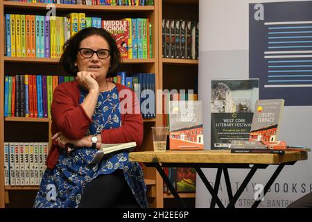 Bantry, West Cork, Irlande.21 octobre 2021.Au cours de la semaine du roman irlandais à la Bantry Bookshop le 21 octobre, Madeleine d'Arcy a discuté de son nouveau livre Liberty Terrace avec la personne interrogée Tadgg Coakley.Crédit: Karlis Dzjamko/Alay Live News Banque D'Images