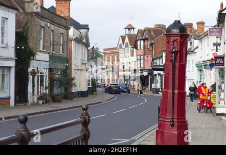 Great Dunmow, Essex.Vue sur High Street avec la pompe à eau au premier plan Banque D'Images