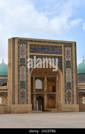 Barak Khan Madrasa (XVIe siècle), place Hast-Imam (ou Khast-Imam), Tachkent, Ouzbékistan, Asie centrale Banque D'Images